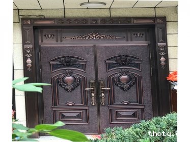 别墅铜门安装效果